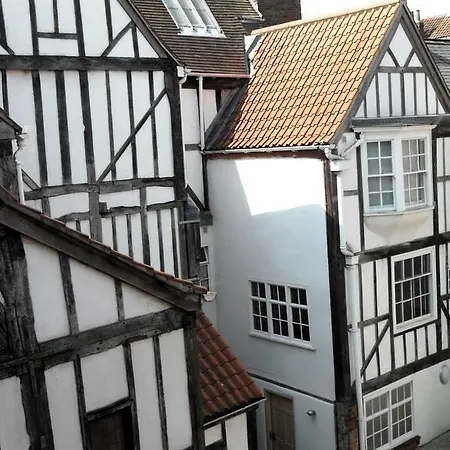 11 Talbot Court شقة *